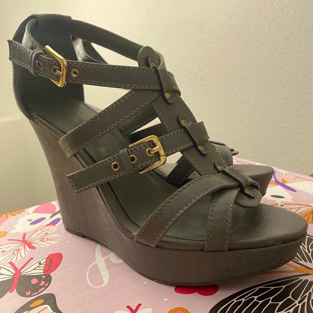✨HP✨ Sbicca Grey Gladiator Wedges